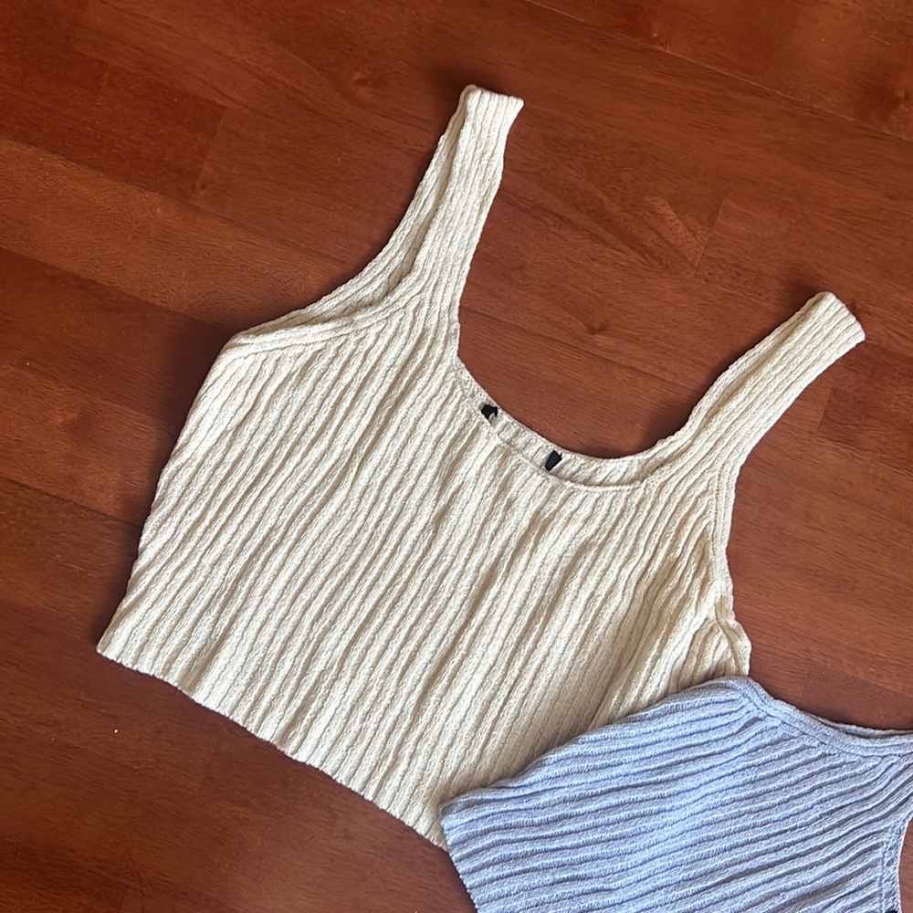 2 Cropped Tops - Picture 2 of 4